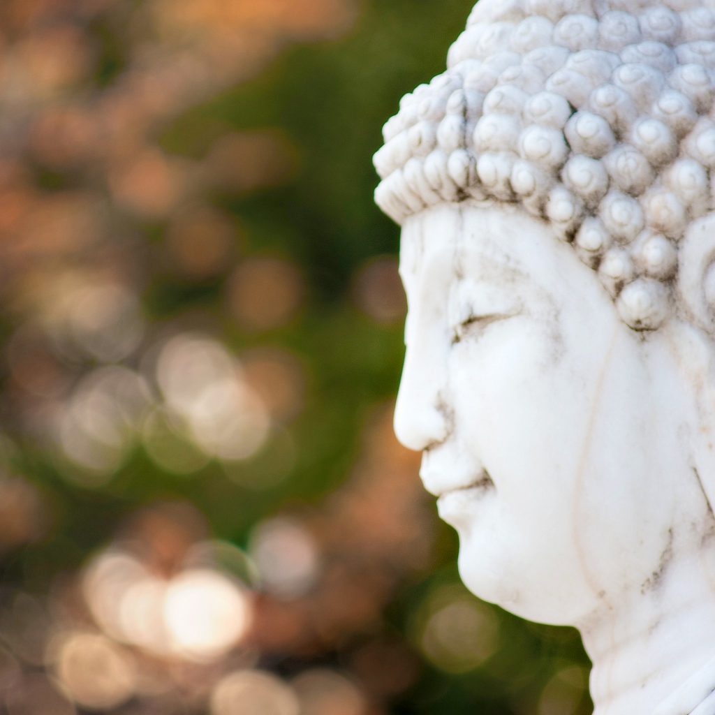 Голова белого Будды