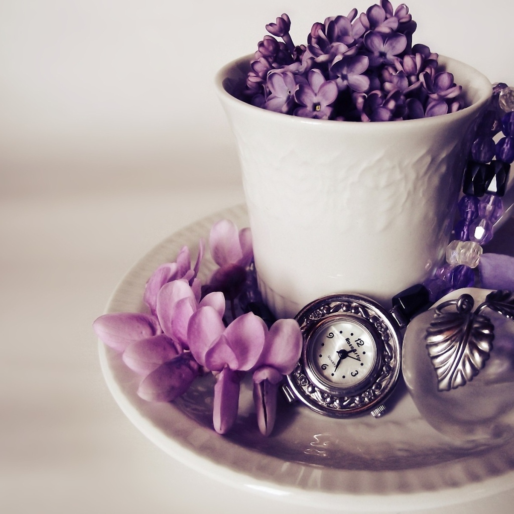 Чашка с цветами и часы