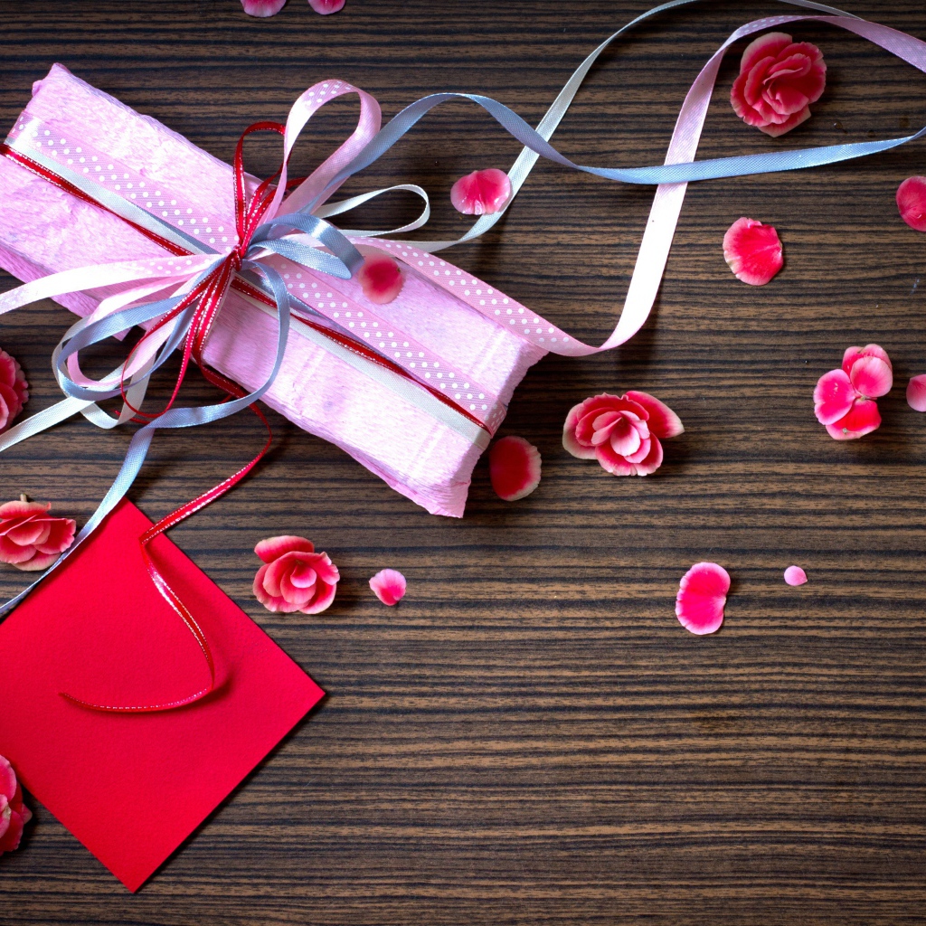 Праздничный подарок в бумаге