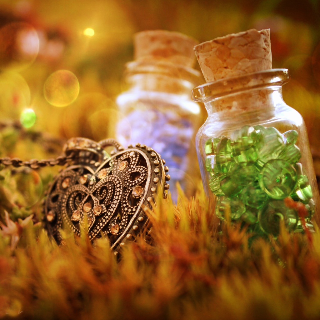 Кулон и бутылки с пуговицами