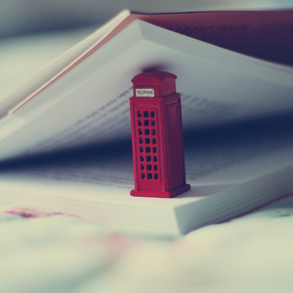 Телефонная будка в книге