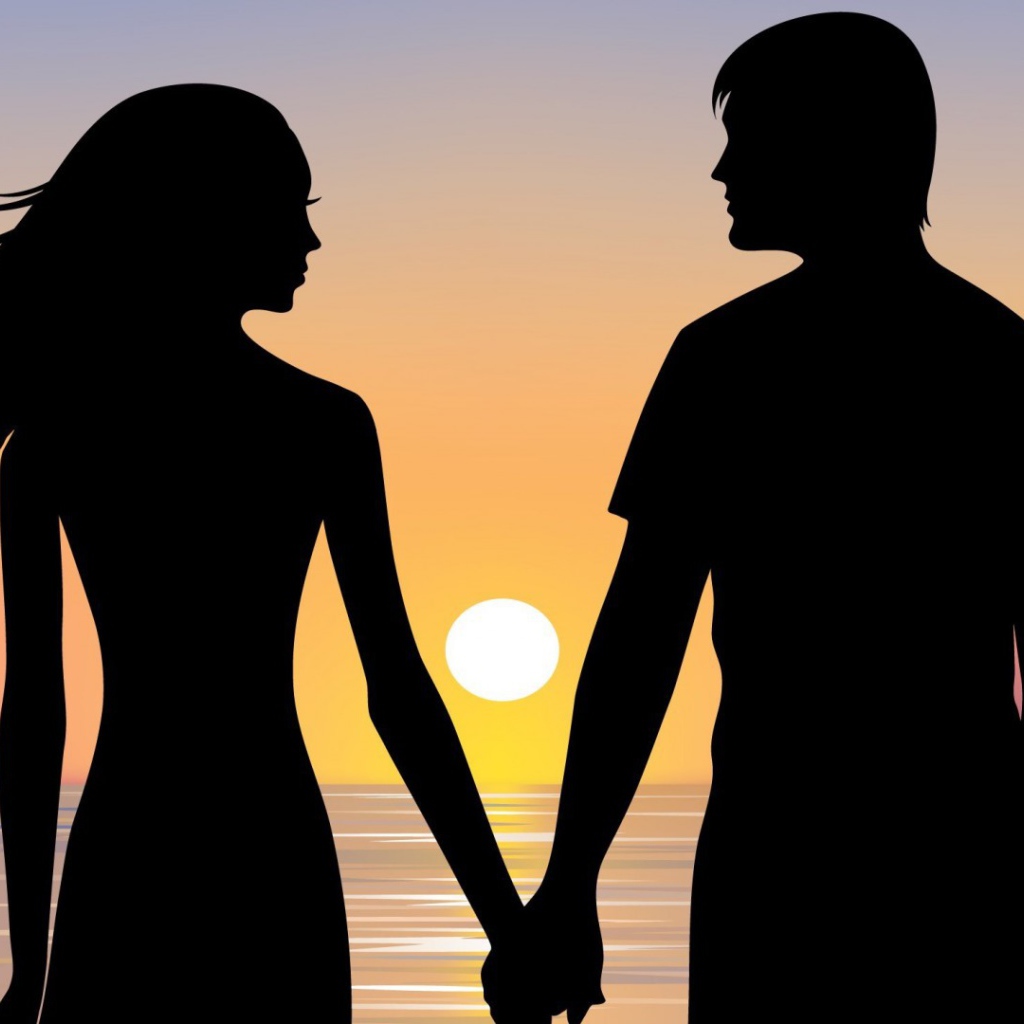 Влюблённая пара на берегу