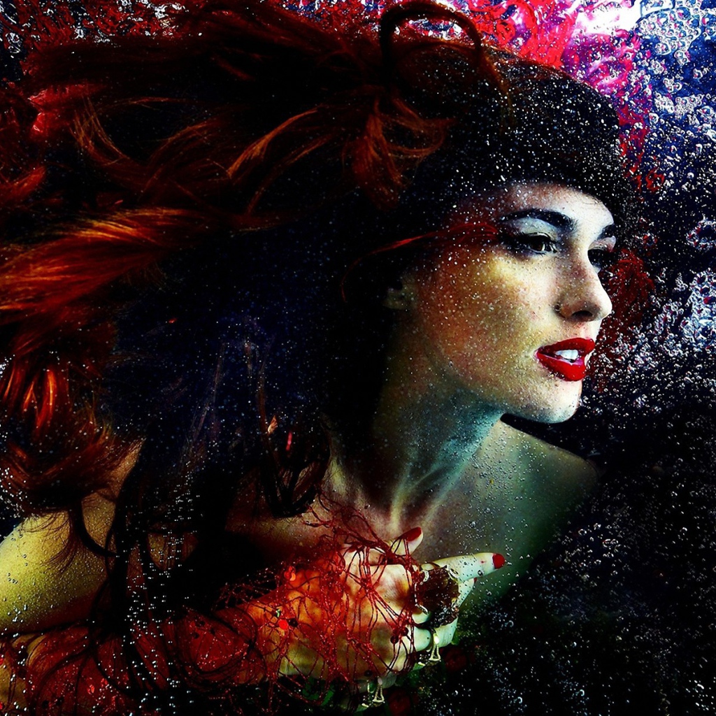 Женщина в брызгах