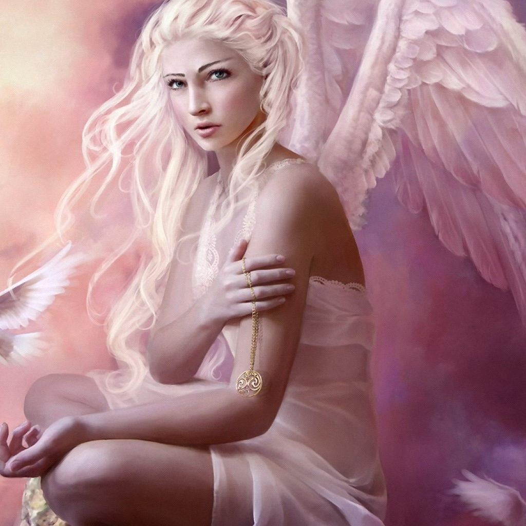 Ангел с золотым кулоном