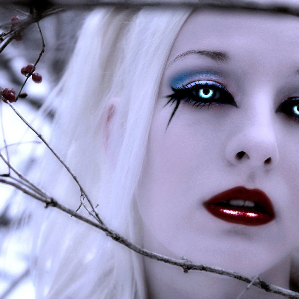 Блондинка девушка вампир