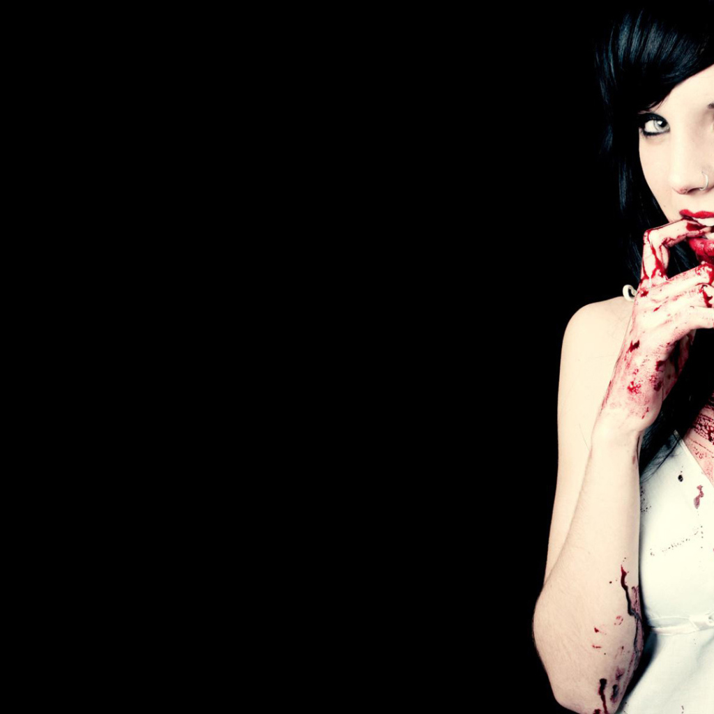 Окровавленная девушка вампир