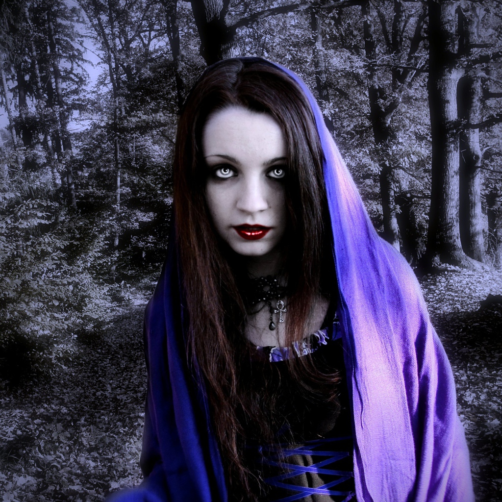 Накидка на голове у девушки вампира