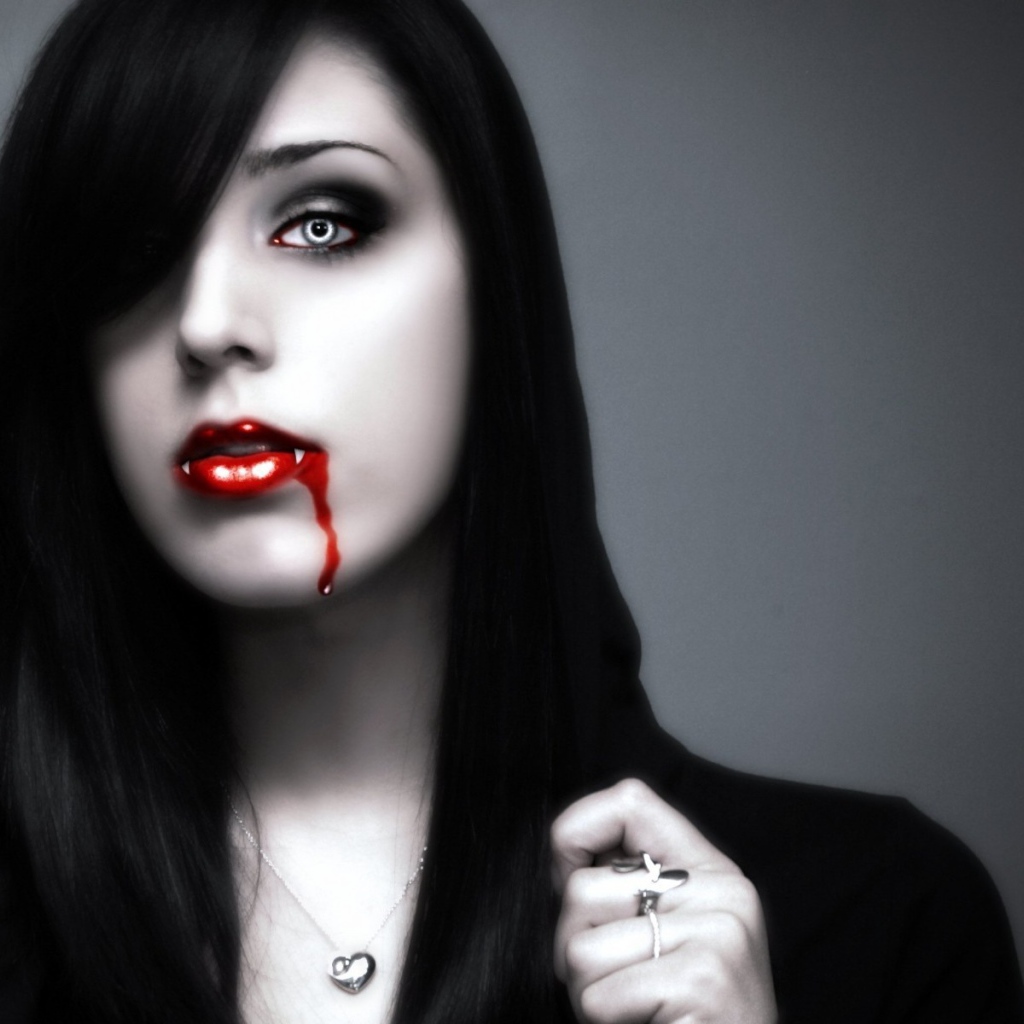 Черноволосая девушка вампир