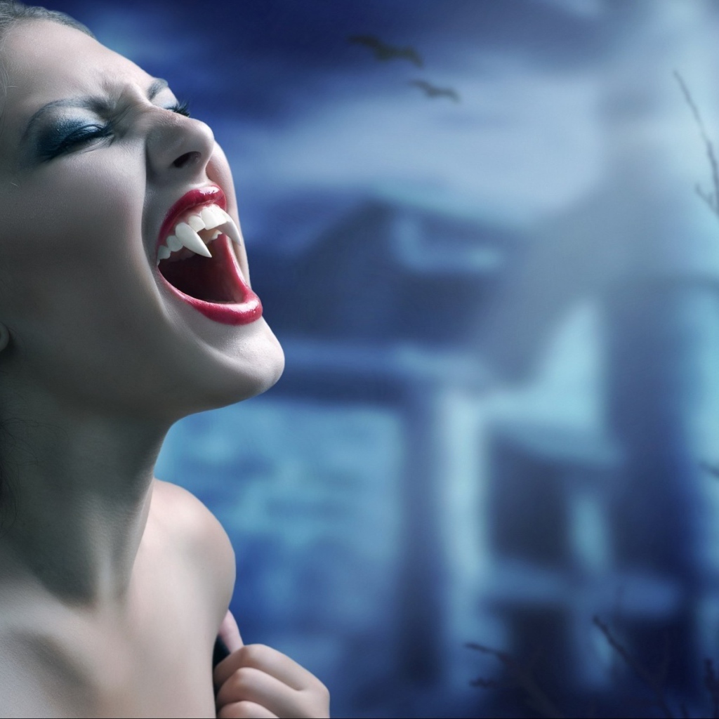 Мощные клыки у девушки вампира