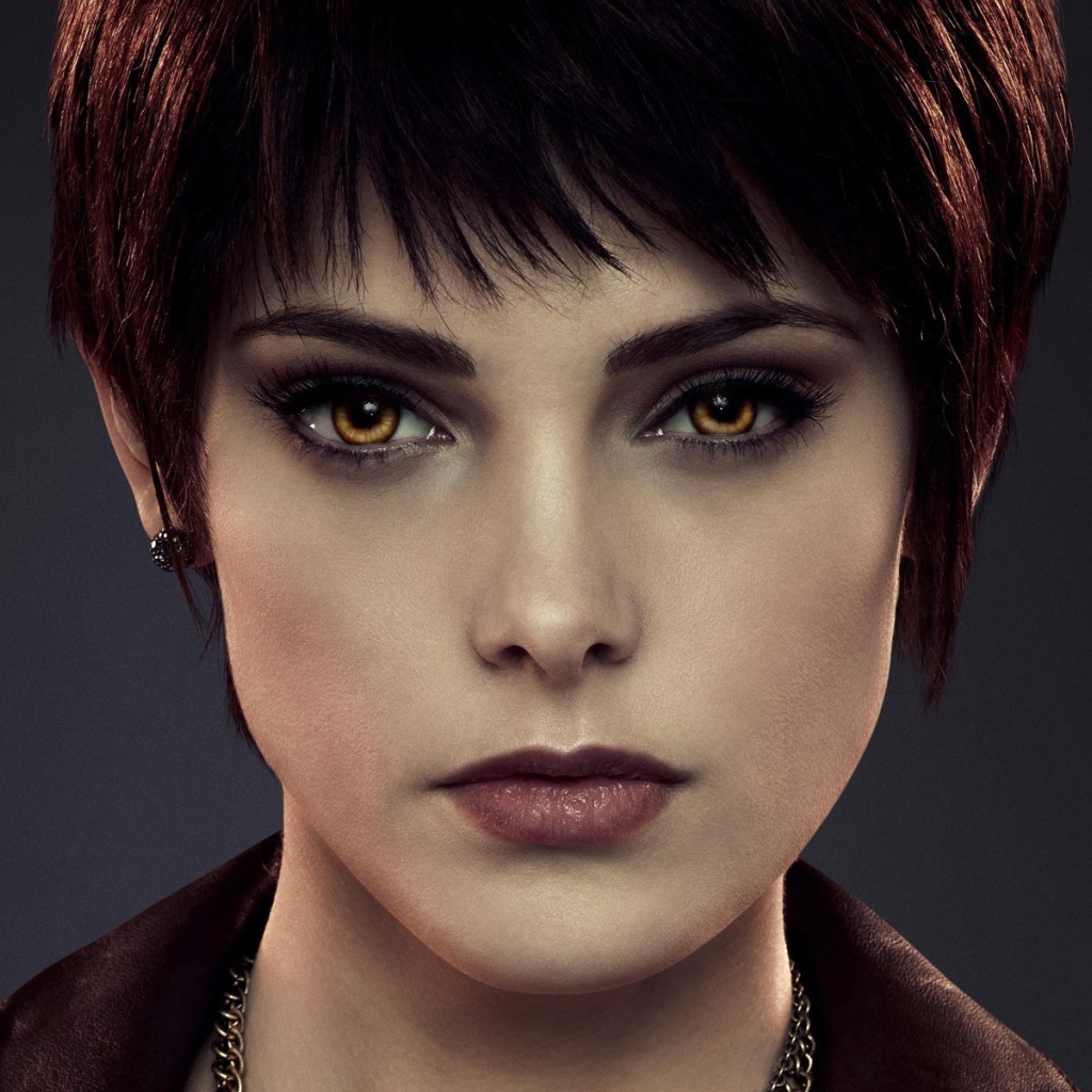 Красные волосы у девушки вампира