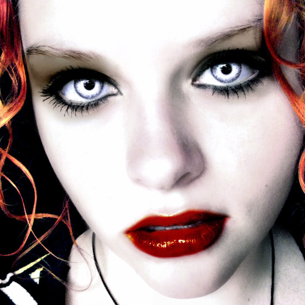 Грустная девушка вампир