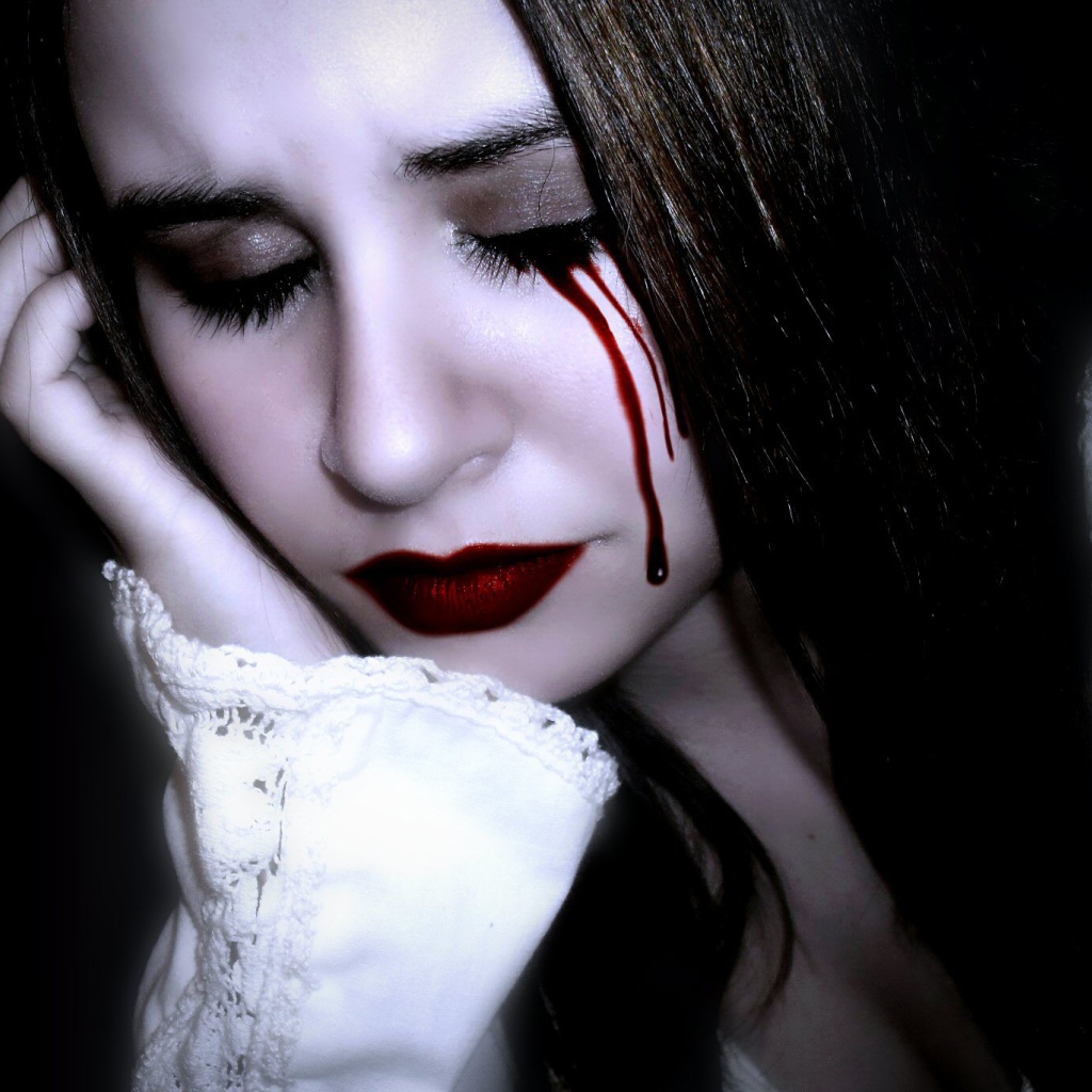 Слезы у девушки вампира