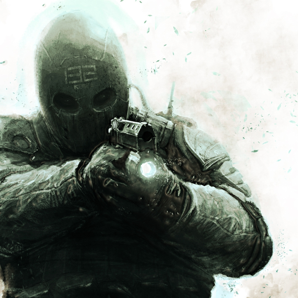 Солдат стреляет из пистолета