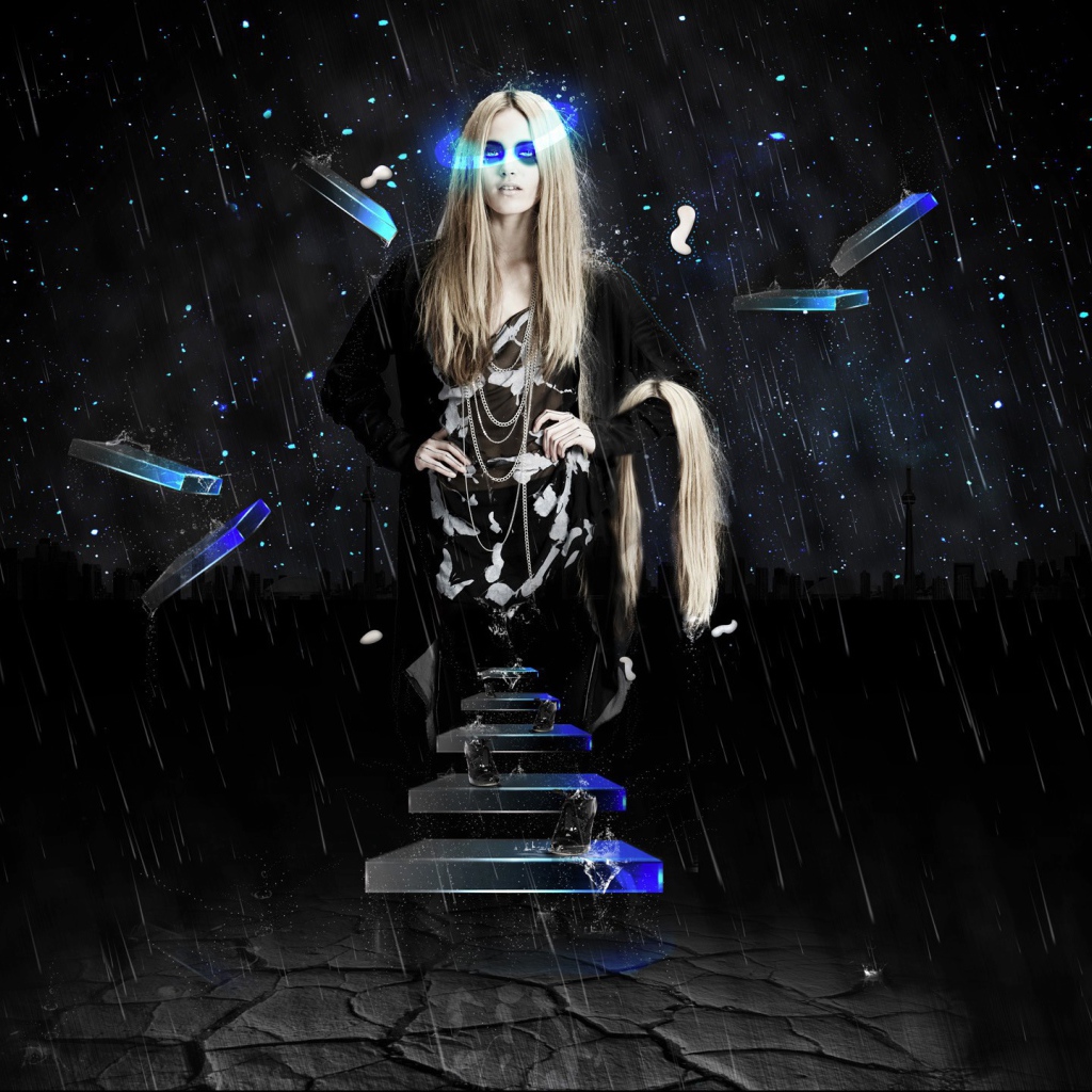 Женщина в черной одежде