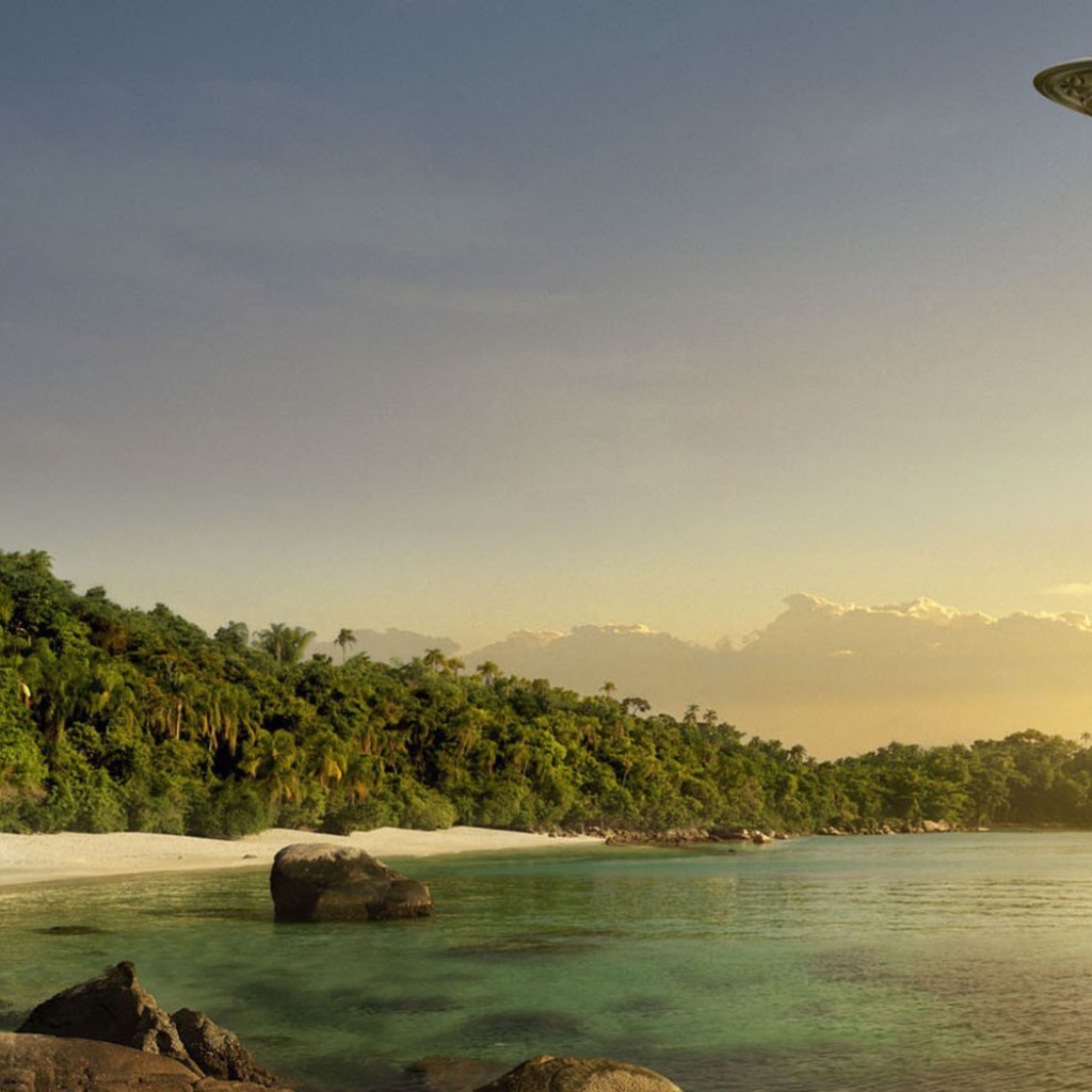 Летающая тарелка над пляжем