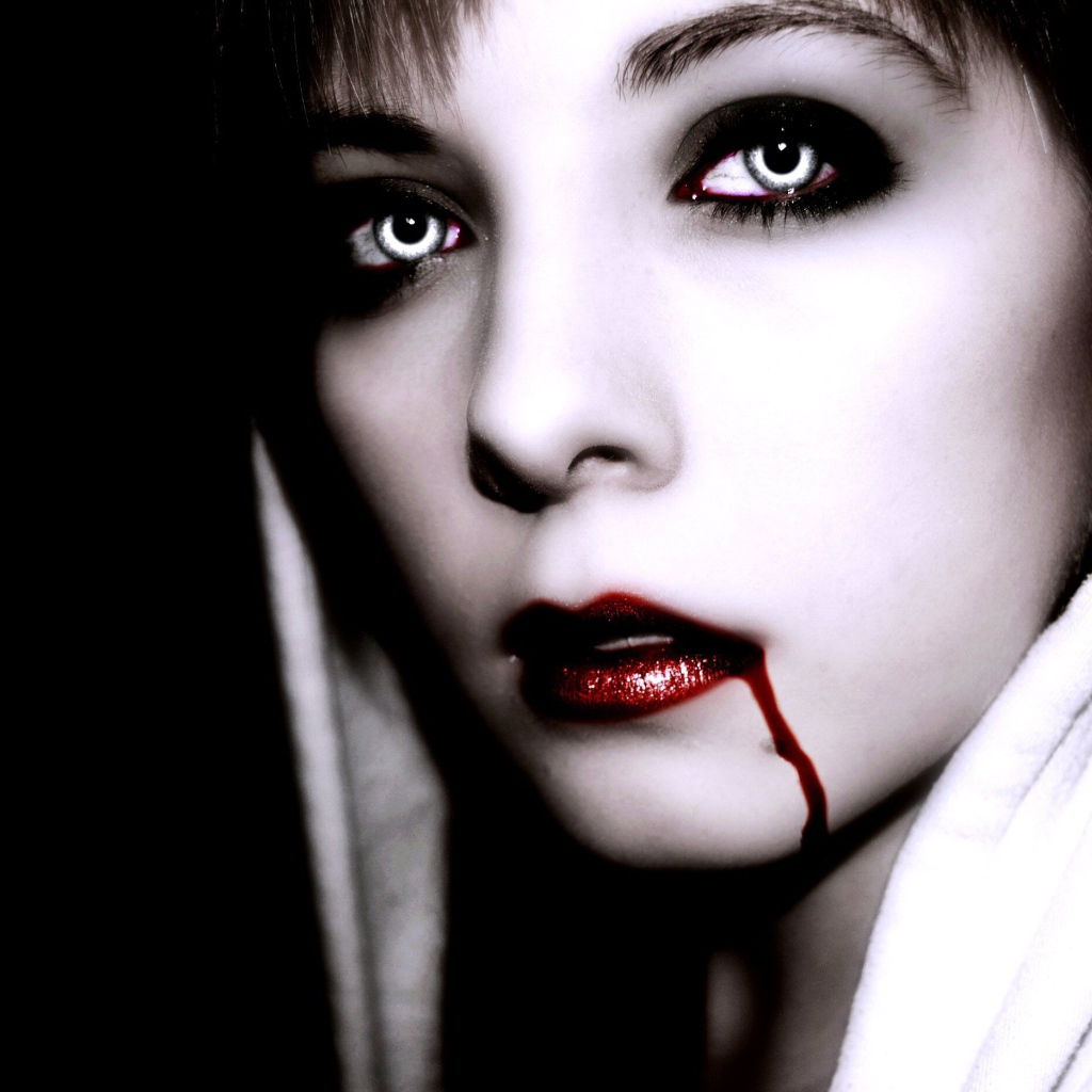 Девушка вампир в белом капюшоне
