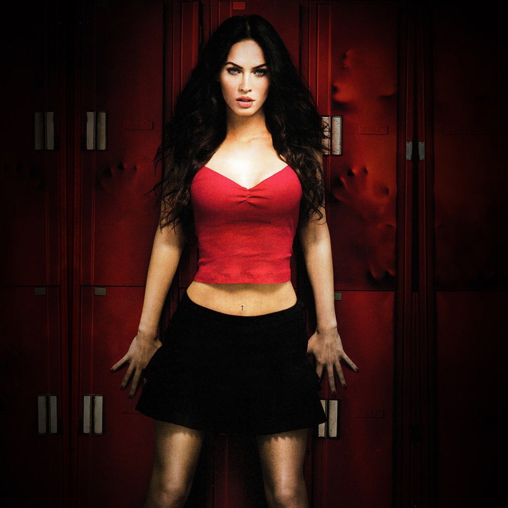 Девушка вампир в красном топе