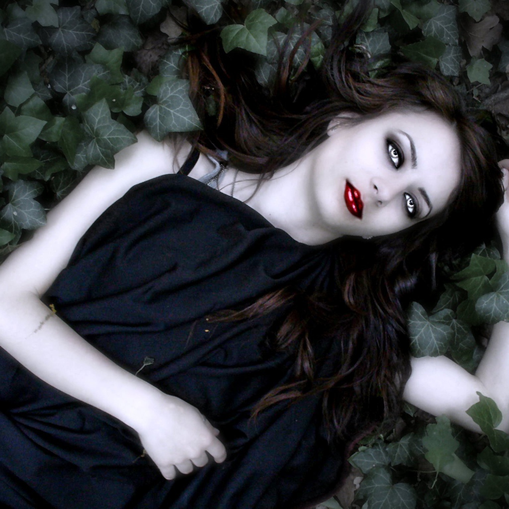 Девушка вампир лежит в листьях
