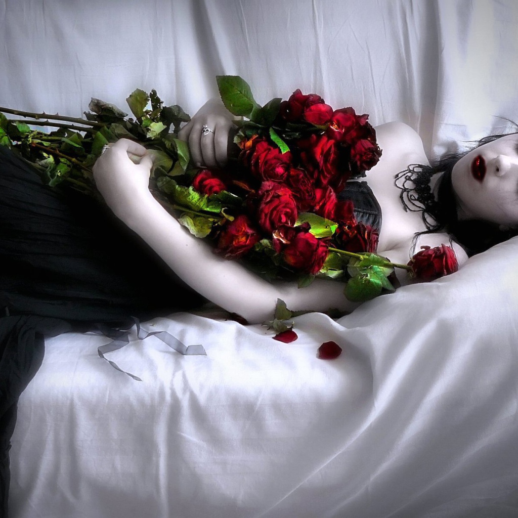 Девушка вампир с букетом роз