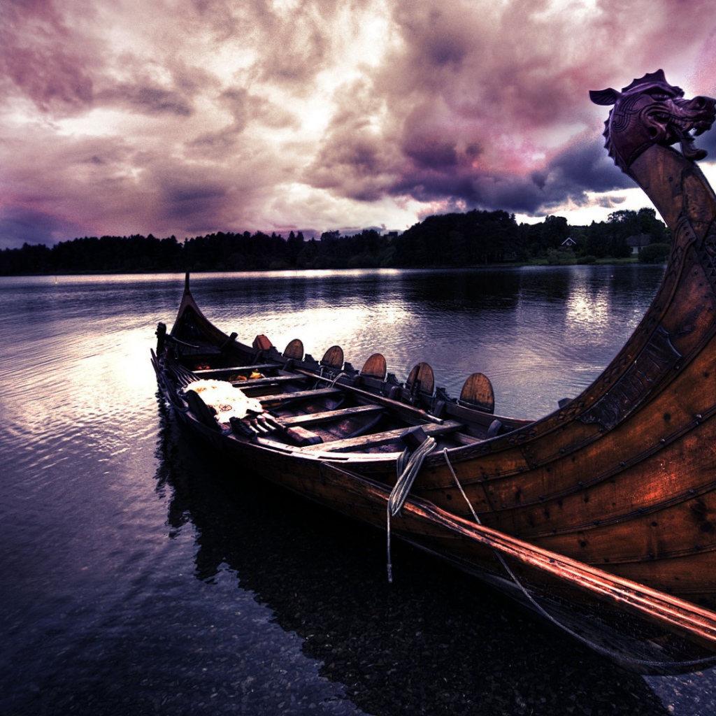 Лодка викингов у причала