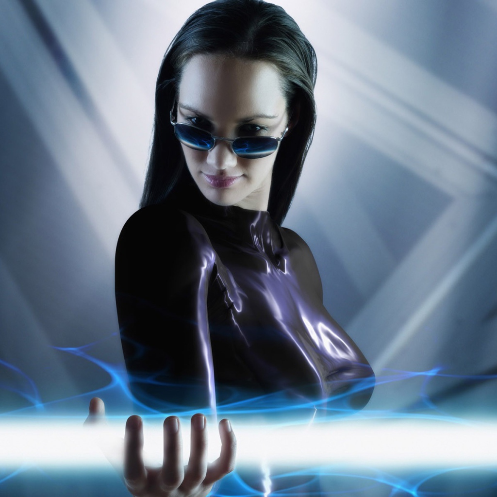 Женщина держит луч света