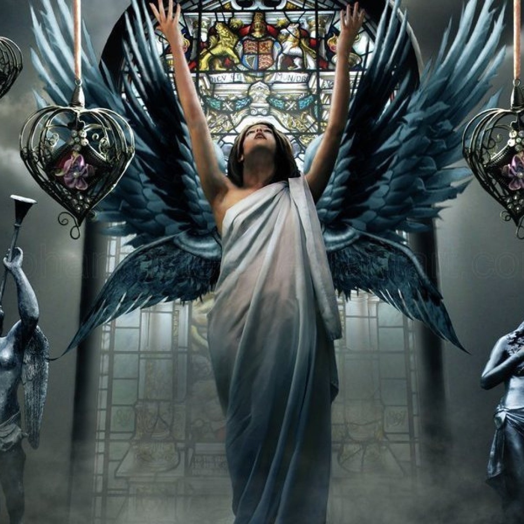 Ангел и статуи