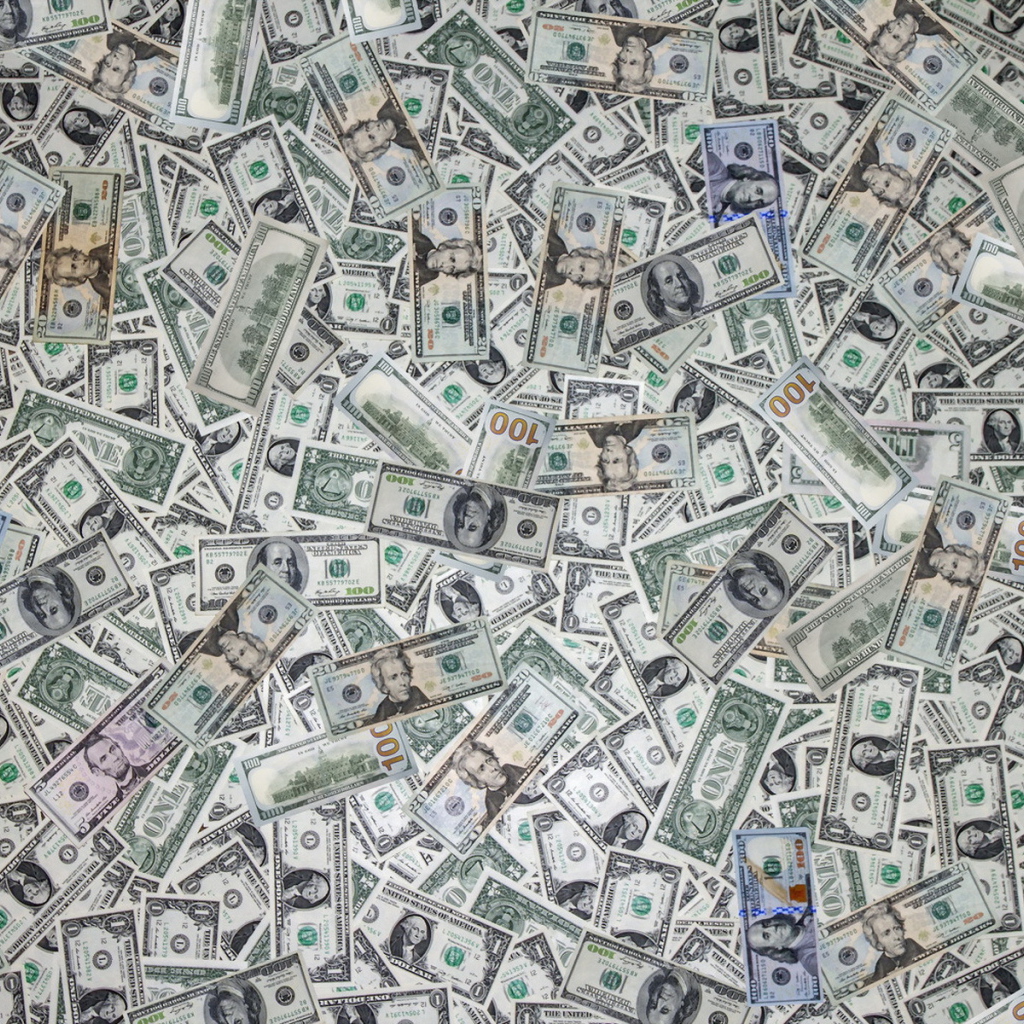 Россыпь денег долларов