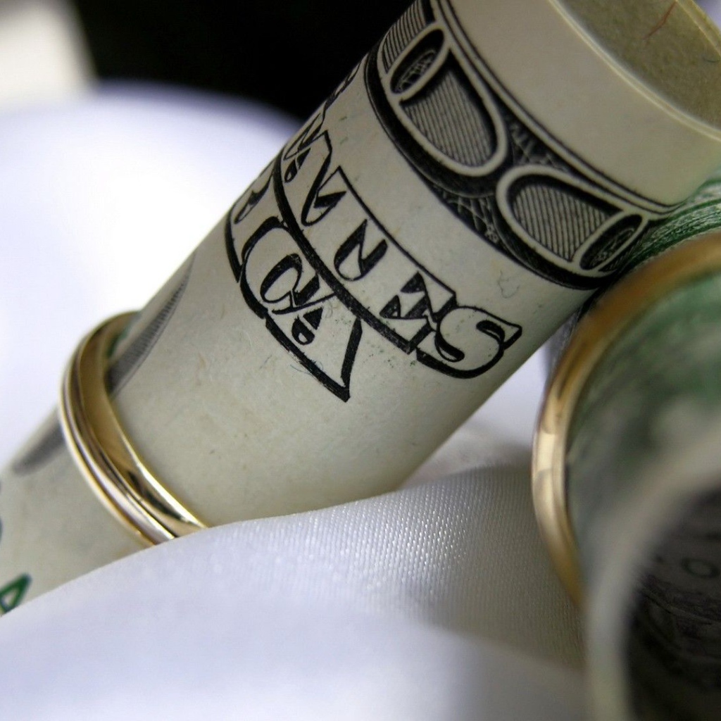 Доллар свернут трубочкой