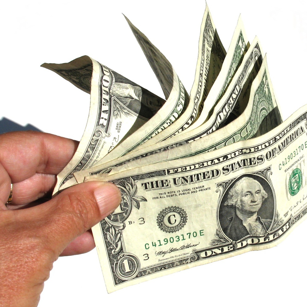 Доллары в руке