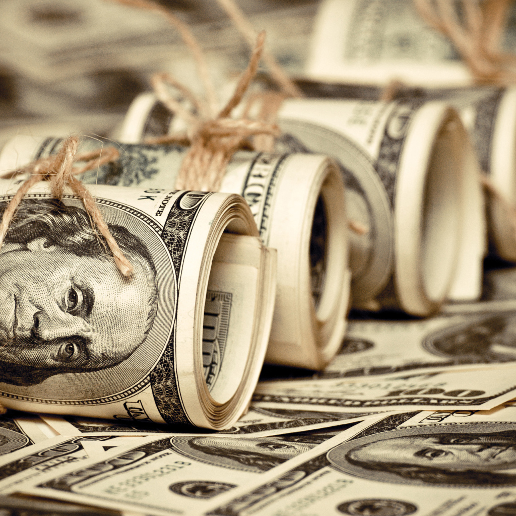 Доллары в трубочках