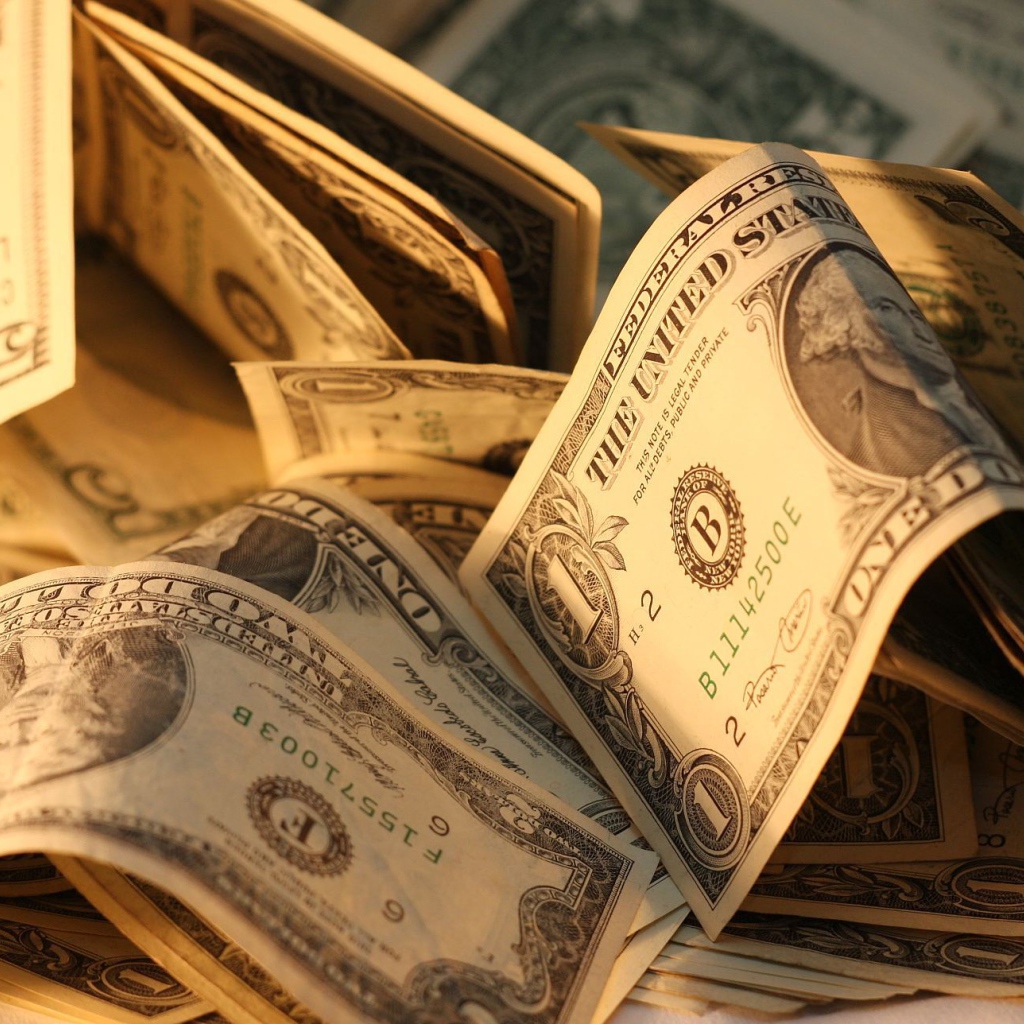 Доллары в лучах солнца