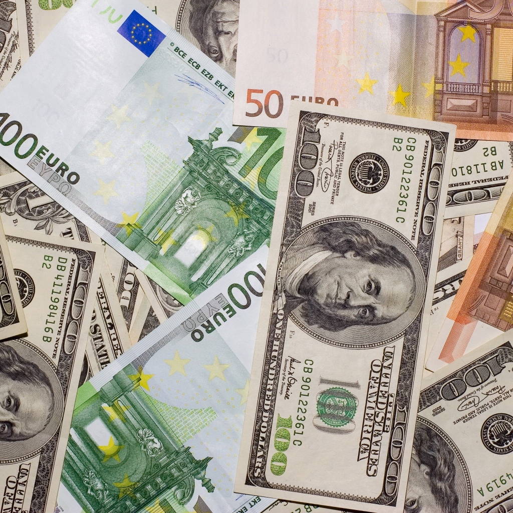 Купюры евро и доллар