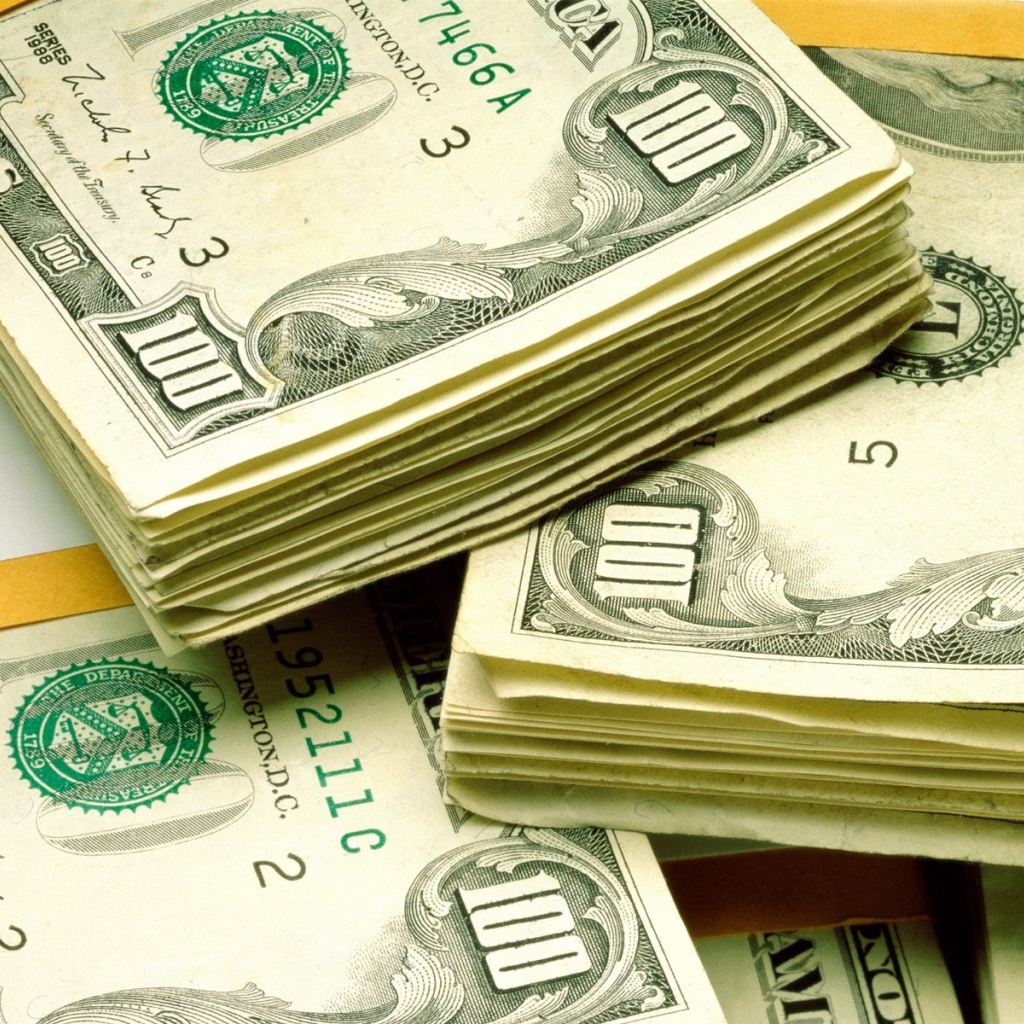 Пачки долларов