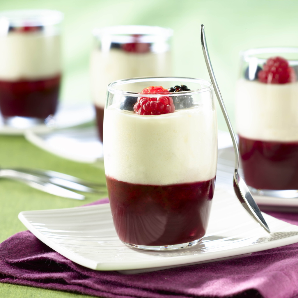 Десерт из малины и ежевики