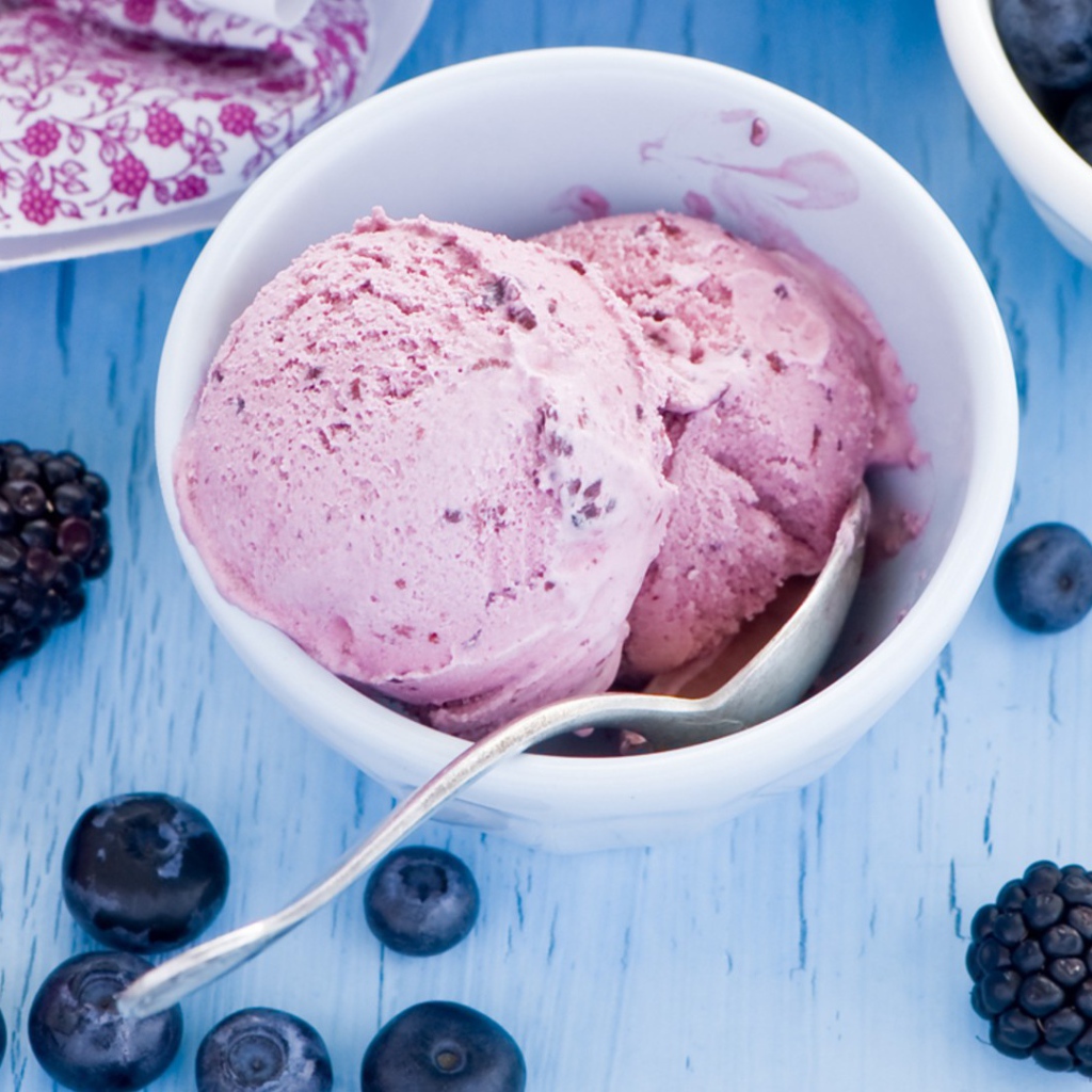 Мороженое с ежевикой