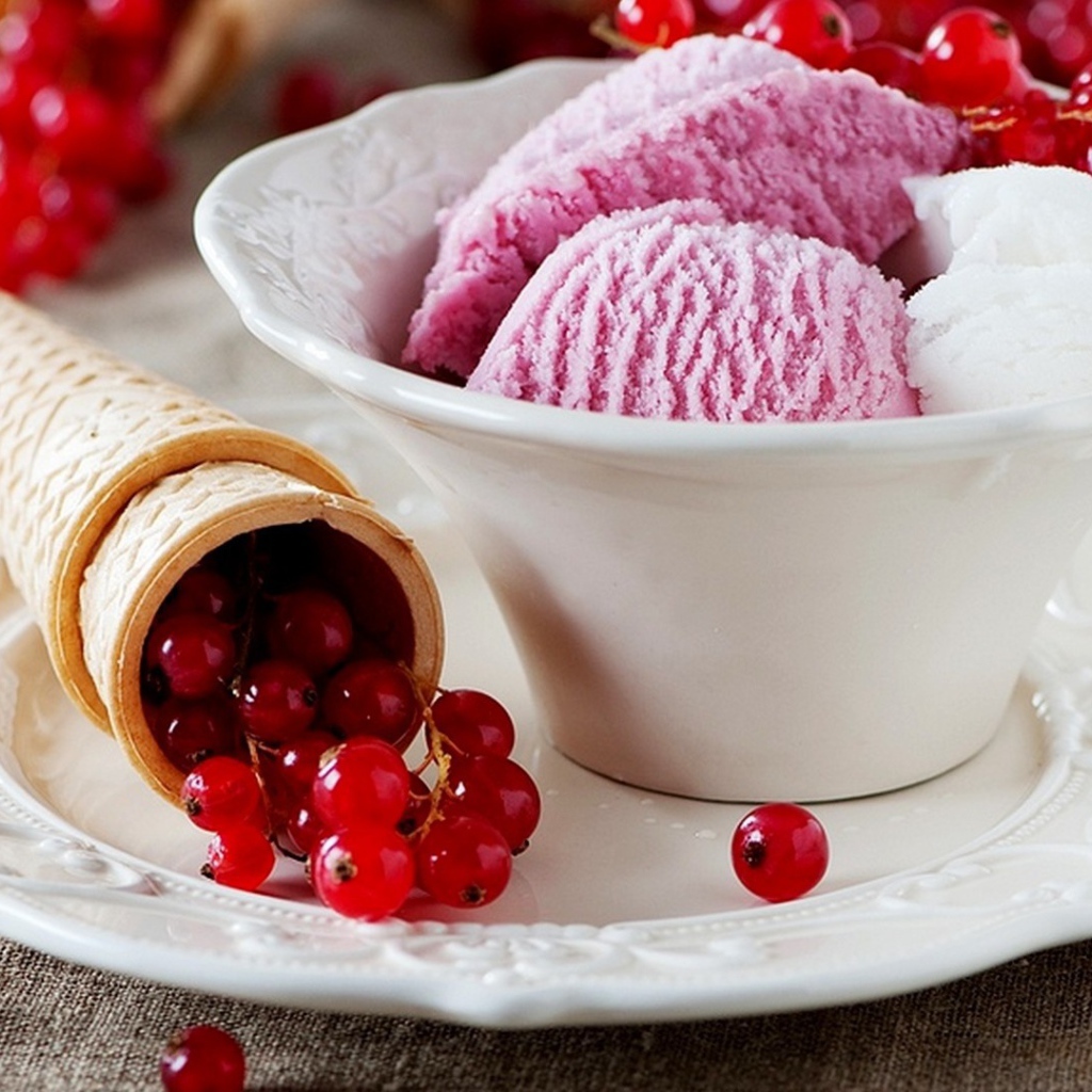 Мороженное с красной смородиной