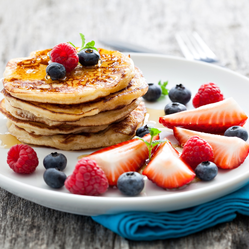 Оладьи с медом и ягодами