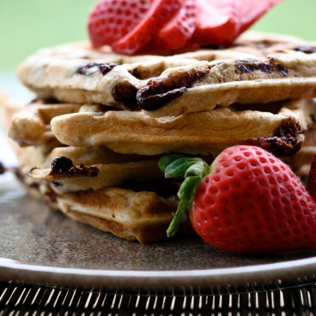 Оладьи с клубникой