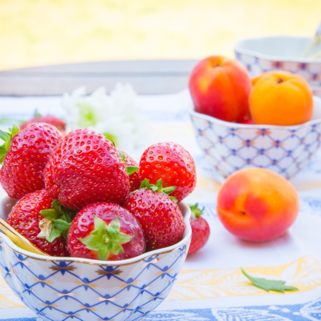 Клубника и абрикосы на десерт