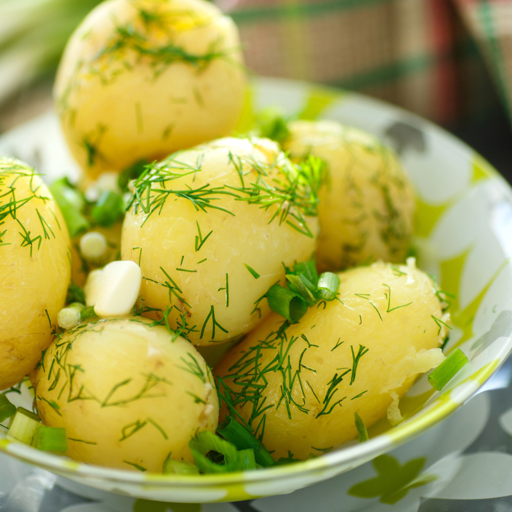 Молодая картошка с зеленью