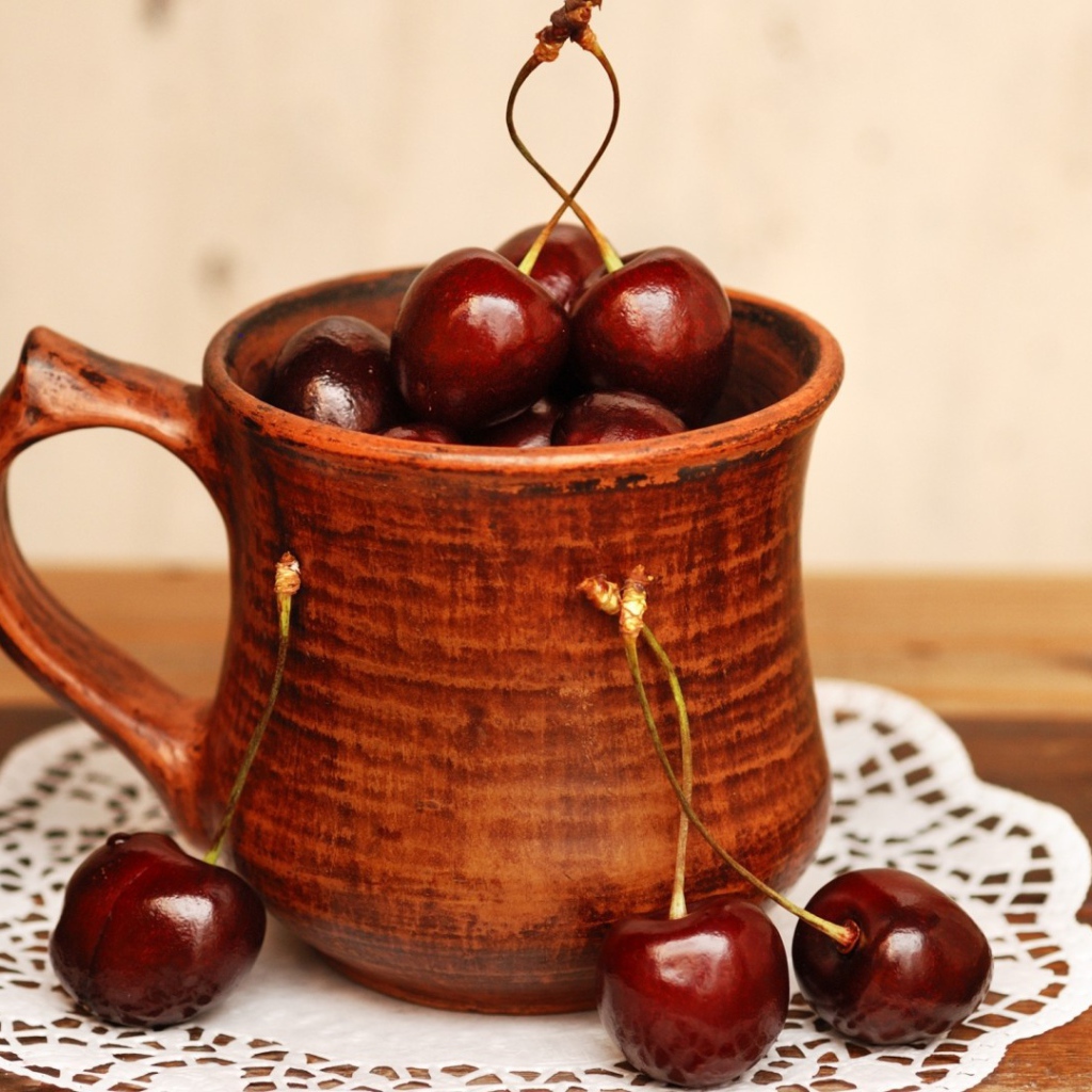 Чашка с вишнями