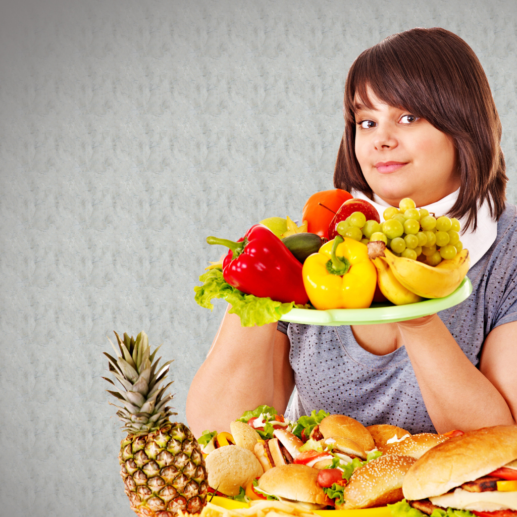 Девушка с фруктами
