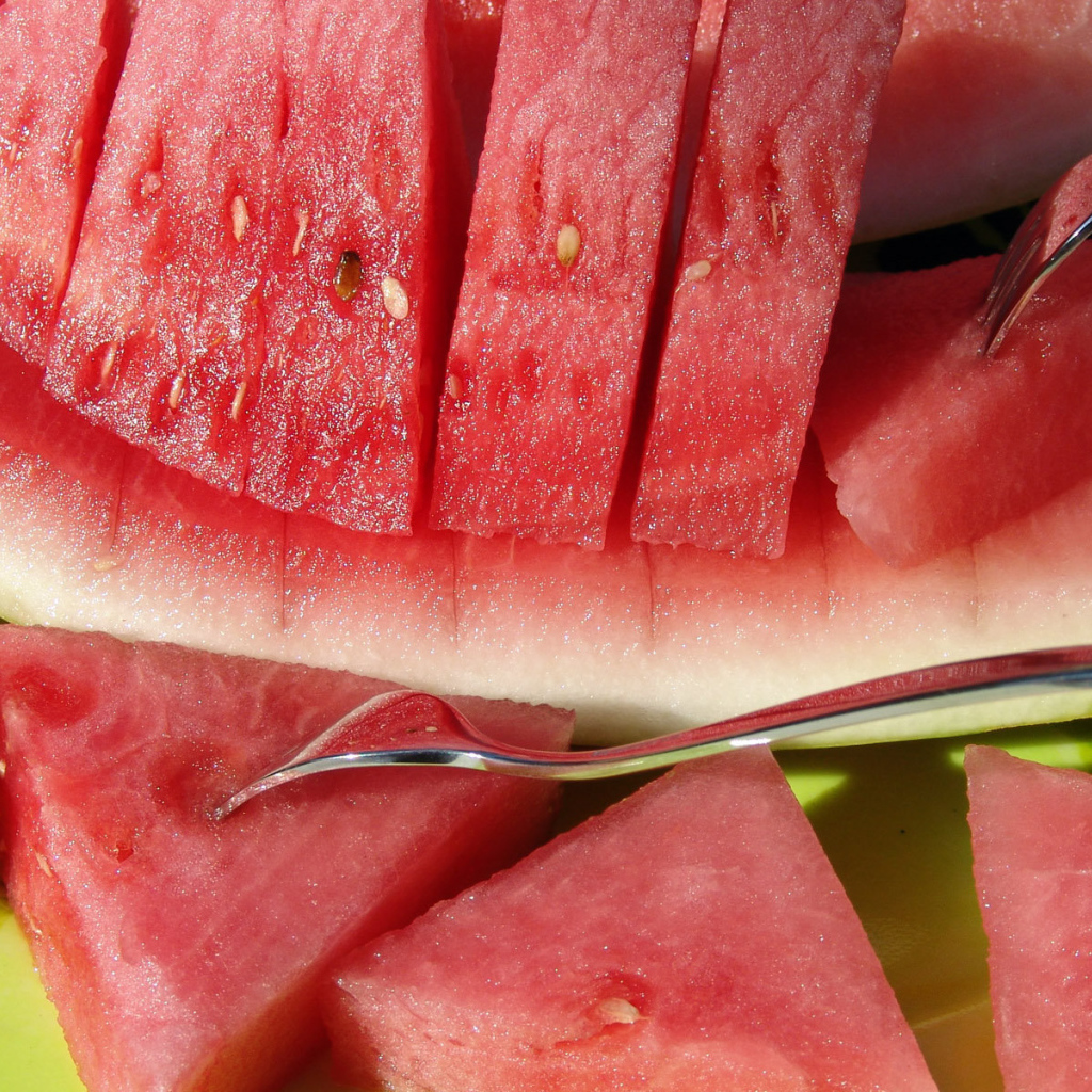 Нарезанный ломтями арбуз