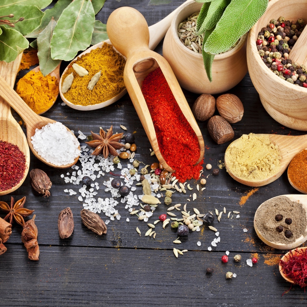 Приправы в деревянной посуде