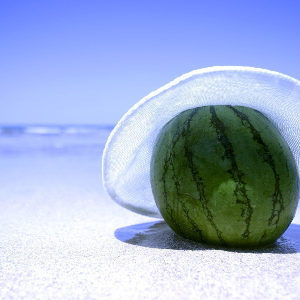Арбуз на пляже