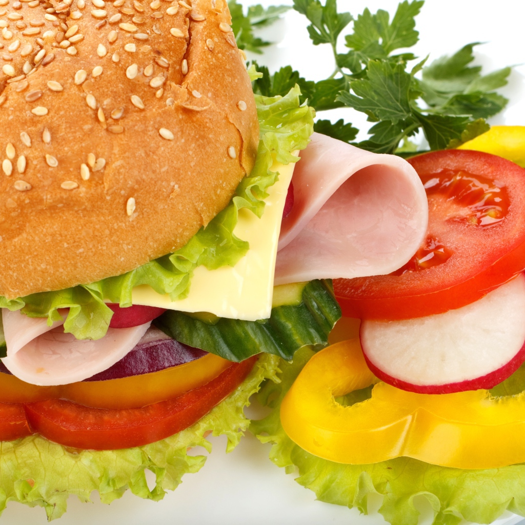 Гамбургер с помидорами