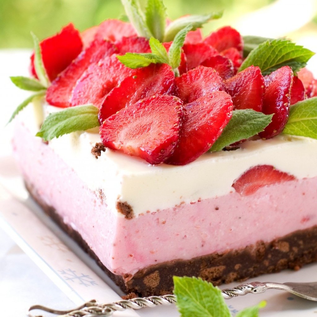 Воздушное пирожное с клубникой