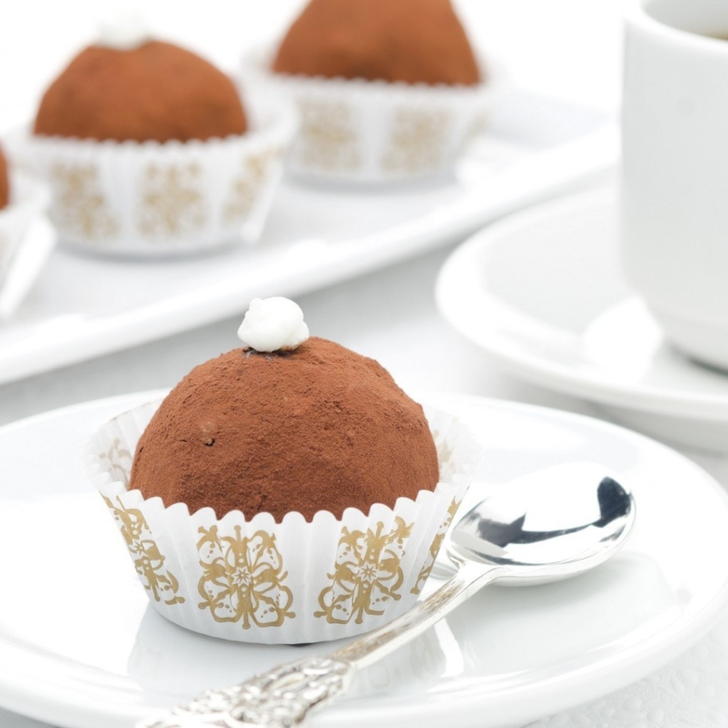 Кекс на тарелке