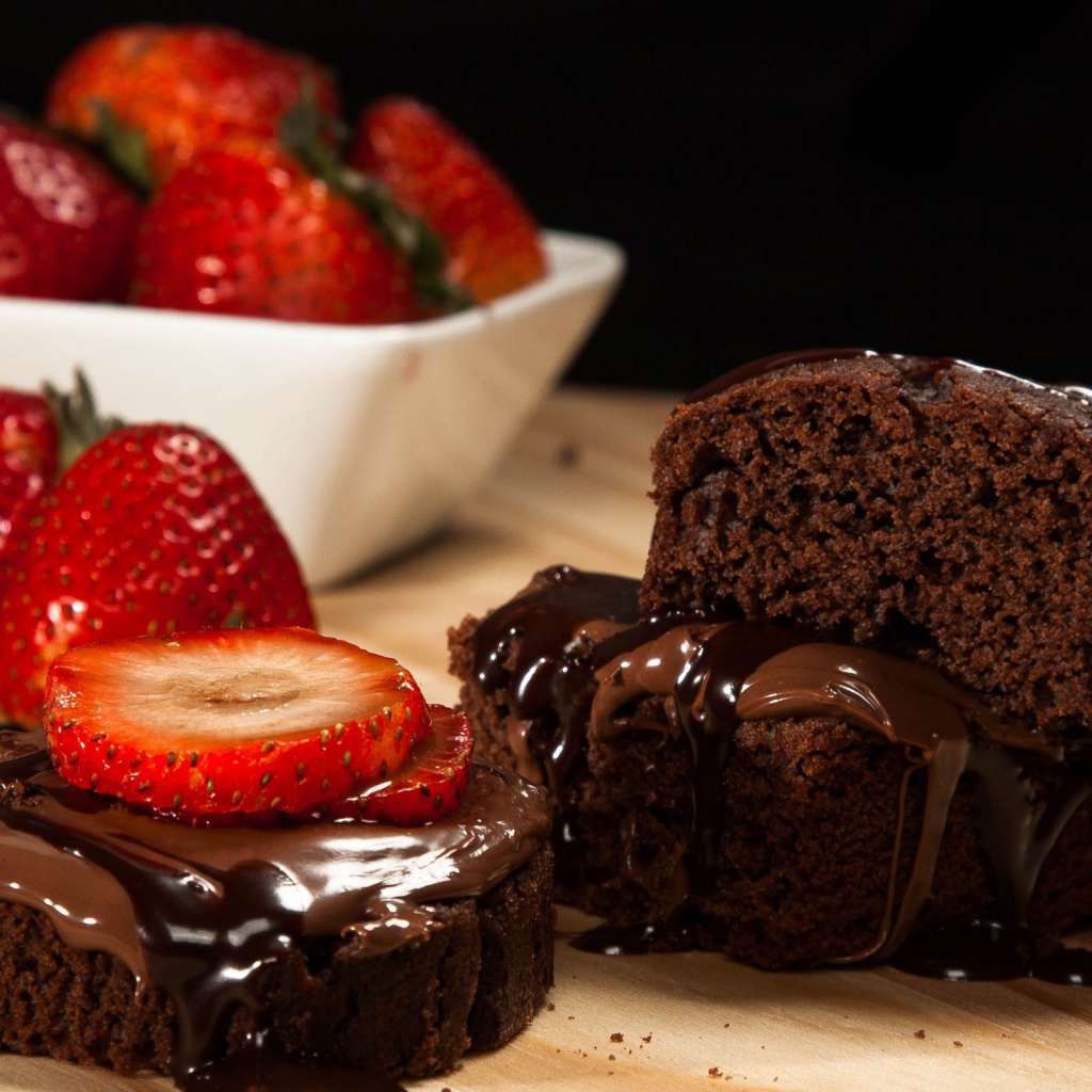 Шоколадный десерт с клубникой
