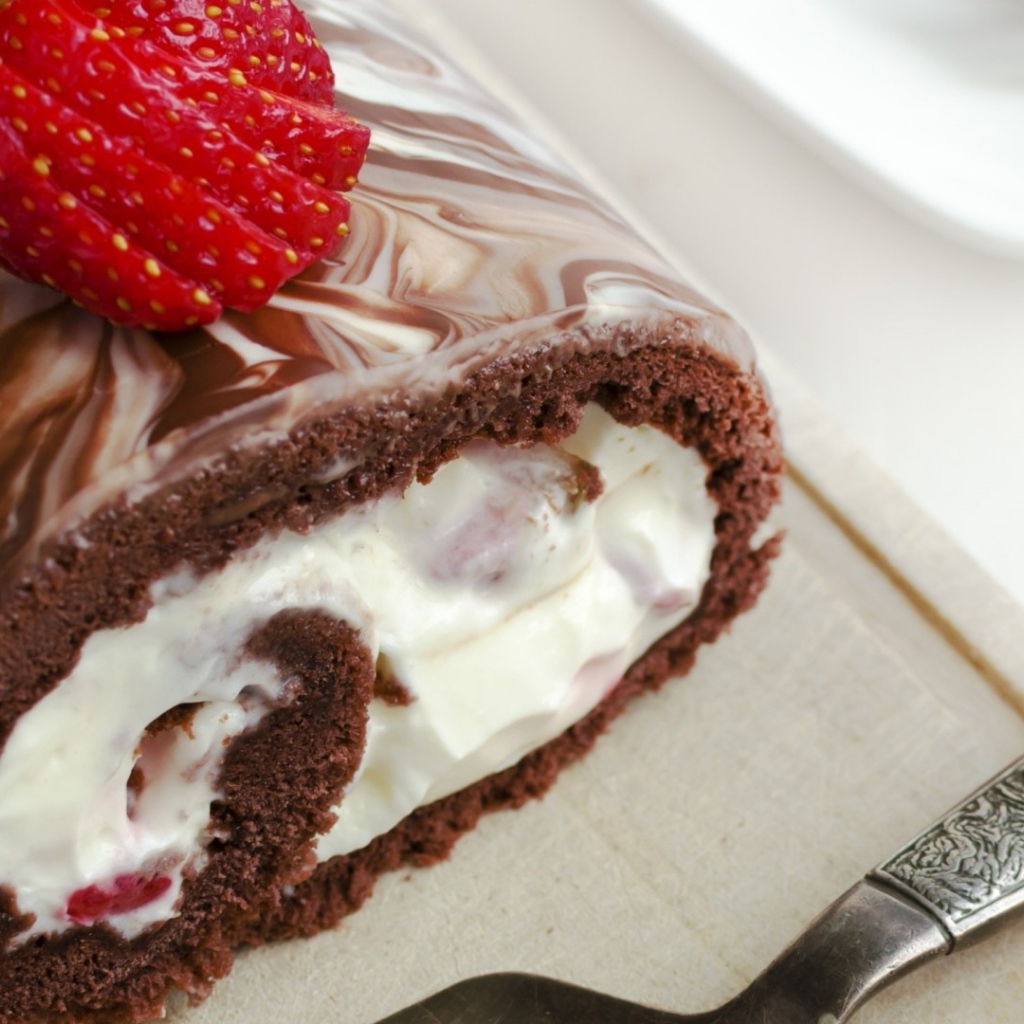 Шоколадный рулет с клубникой